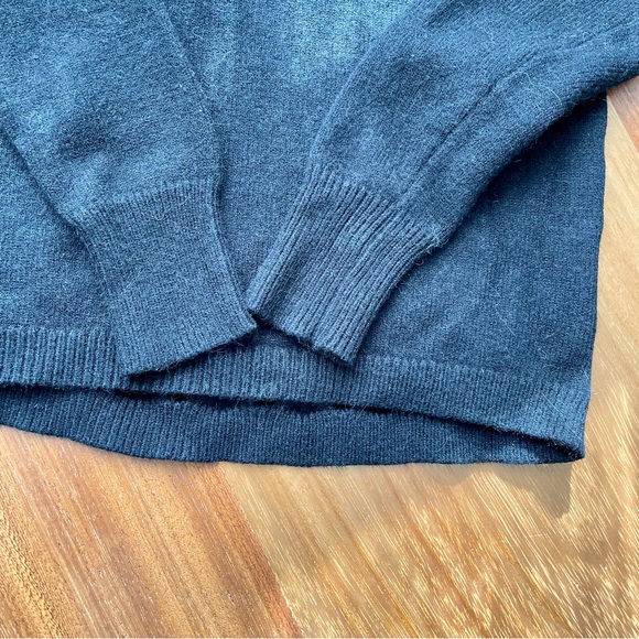 Haight Ashbury XS Cropped 3D Scallop Sweater Black - Picture 6 of 8